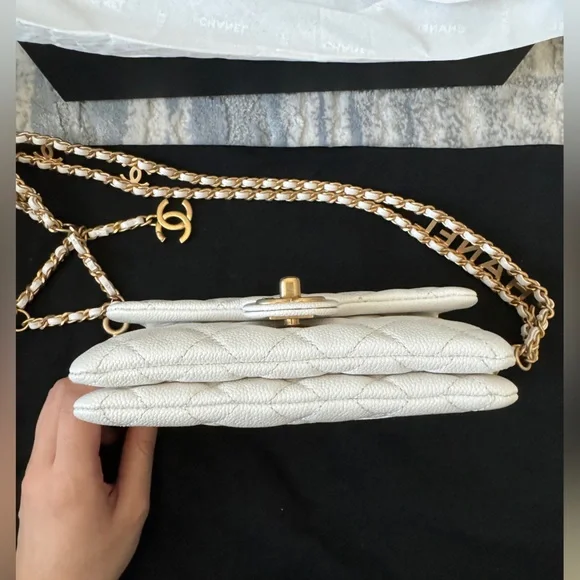 Chanel White Quilted Leather Waist Bag Gold Turn lock CC Hardware - Picture 5 of 10